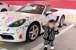 Bà mẹ Trung Quốc cho con 2 tuổi vẽ đầy siêu xe Porsche