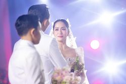 Khánh Thi nghẹn lời trong đám cưới: 'Ngày hôm nay em thực sự tìm thấy chồng mình rồi'