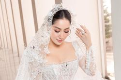 Váy cưới gợi cảm của Khánh Thi