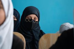 Học trường Y đến năm 4 thì bị Taliban cấm đến trường