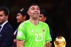 Thủ môn Argentina gặp rắc rối vì hành động khiếm nhã sau chung kết World Cup