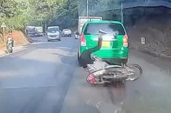 Bám đuôi ô tô lúc đổ đèo, nam thanh niên đi xe máy phanh gấp ngã chổng vó