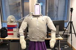 HuggieBot - robot tân tiến với khả năng tạo ra cái ôm hoàn hảo