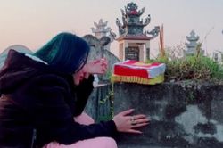 Xót xa lời tâm sự của cô con gái về thăm mộ mẹ: Con cố kiếm tiền xây cho mẹ cái mộ mới đẹp bằng người ta