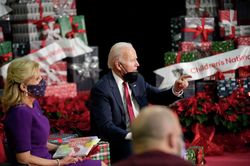 Ông Biden thảnh thơi trước Giáng sinh sau chiến thắng lập pháp