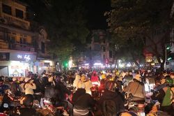 Nhiều tuyến phố Thủ đô tắc nghẽn trong đêm Giáng Sinh