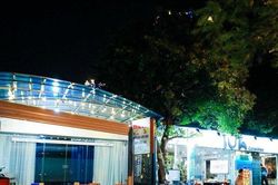 Hà Nội: Vỉa hè, vườn hoa công cộng ở hồ Tây bị lấn chiếm bán hàng