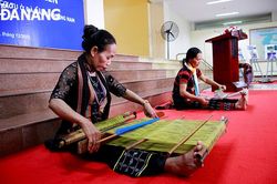 Đặc sắc nghề dệt thổ cẩm của đồng bào Cơ tu