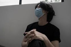 Đau lòng khi thấy người đàn ông ngồi bệt ở hành lang bệnh viện