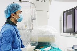 Người đàn ông nguy kịch sau 3 ngày ho ra nửa lít máu, bác sĩ lưu ý bệnh nhân cùng triệu chứng