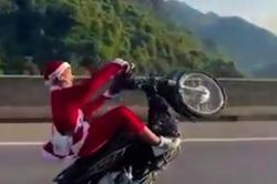 Khởi tố quái xế mặc quần áo ông già Noel bốc đầu xe máy
