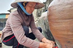 Học làm nước mắm từ năm 8 tuổi, cụ bà 'bỏ túi' hàng trăm triệu mỗi năm
