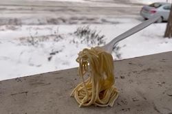 Mì spaghetti đông cứng giữa không trung trong trận bão tuyết ở Mỹ