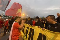 CĐV Việt Nam vs Malaysia 'khẩu chiến' trong... hòa bình