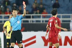 Cựu trọng tài FIFA nói về chiếc thẻ đỏ siêu nhanh của Văn Toàn
