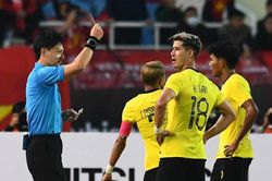 Đánh nguội Văn Hậu ngoài sân, Malaysia vẫn bị thổi 11m, trọng tài FIFA nói gì?