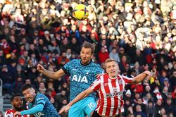 Harry Kane giải cứu, Tottenham thoát thua bẽ bàng