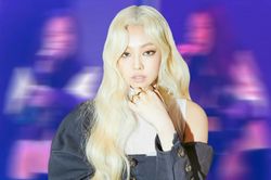 Jennie (BLACKPINK) bị chỉ trích vì dáng ngồi phản cảm trên sân khấu: 'Đàn bà còn thấy ngại giùm'