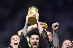 Áo choàng đen Messi mặc khi nhận cúp vô địch... cháy hàng!