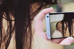 Chồng gửi ảnh nhạy cảm của vợ cho bạn bè là nam giới