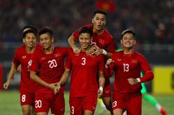 Tuyển Việt Nam lợi thế ở cuộc đua 'tay ba'