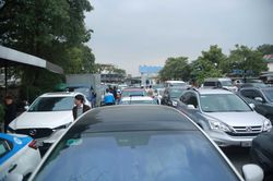 Hà Nội: Lái xe xếp hàng dài ngao ngán chờ 'khám xe'