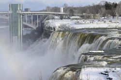 Mỹ: Thác Niagara đóng băng một phần, cảnh tượng như 'trong truyện cổ tích'