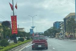 Tài xế xe ô tô chở sắt diễu hành trên phố bị phạt 3 triệu, tước giấy phép lái xe 2 tháng