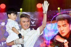Ca sĩ Đàm Vĩnh Hưng vô tình lộ 'nét nhà quê' bên con trai nhỏ