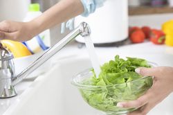 Rửa rau quả cho thêm thứ này vào đảm bảo hết thuốc trừ sâu hóa chất