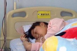 Bé gái không thay quần áo suốt 1 tháng, lý do đằng sau khiến ai cũng đau lòng