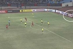 Clip pha 'trả đũa' với Đoàn Văn Hậu khiến Azam Azmi của Malaysia phải nhận thẻ đỏ rời sân