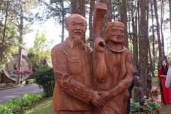 Hoa và tượng giữa rừng thông