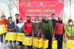 Trao quà Tết Nhân ái cho 26 hộ khó khăn ở xã Gia Tường