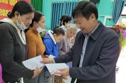 Chính trị - Xã hội An sinh xã hội Nhiều suất quà được trao cho người dân có hoàn cảnh khó khăn ở TP. Huế và huyện Phú Lộc