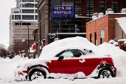 Buffalo nếm trải biến đổi khí hậu với những người chết cóng trong xe