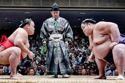 Tại sao đấu vật sumo chỉ được mặc khố?