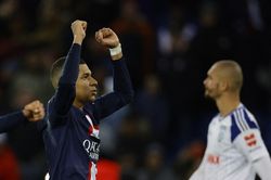 Neymar bị đuổi, Mbappe giúp PSG thắng ở phút 96