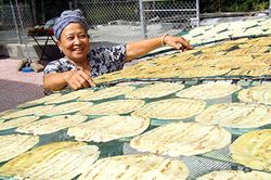 Loại quả rẻ tiền, phơi khô thành đặc sản nổi tiếng một vùng, bán làm quà Tết đắt khách