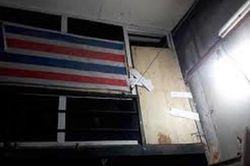Qua khe thông gió, hàng xóm phát hiện cảnh tượng 'rợn người' trên gác trọ