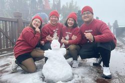 Du khách thích thú check – in với tuyết trên đỉnh Fansipan
