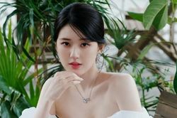 Triệu Lộ Tư ngồi bấm điện thoại, trợ lý quỳ gối cởi tất giúp