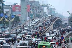 Dòng người ùn ùn rời Hà Nội về quê nghỉ Tết, mọi ngả đường tắc kéo dài
