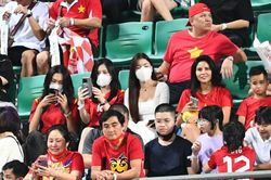 Hoa hậu Đỗ Mỹ Linh cùng dàn WAGs Việt khoe sắc trên khán đài Singapore cổ vũ ĐT Việt Nam
