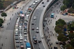 Chật vật rời thủ đô về quê ngày đầu nghỉ Tết Dương lịch