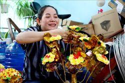 Người làm hoa tài lộc ở Cần Thơ tất bật ngày cuối năm