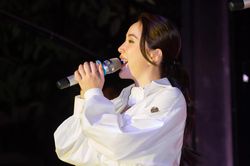 Bị phía an ninh ngăn cản khi bắt tay giao lưu cùng khán giả, phản ứng của Bảo Thy khiến ai cũng trầm trồ