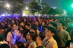 Đông nghẹt người ở phố đi bộ Nguyễn Huệ chờ countdown: Bãi xe không còn chỗ, giới trẻ háo hức 'lên đồ'