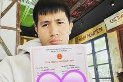 Hội tuyển thủ đón năm mới: Đình Trọng khoe giấy chứng nhận kết hôn, Văn Lâm gọi video cùng gia đình