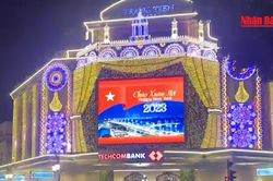 Phố đi bộ Hồ Gươm sau thời khắc 'đếm ngược'